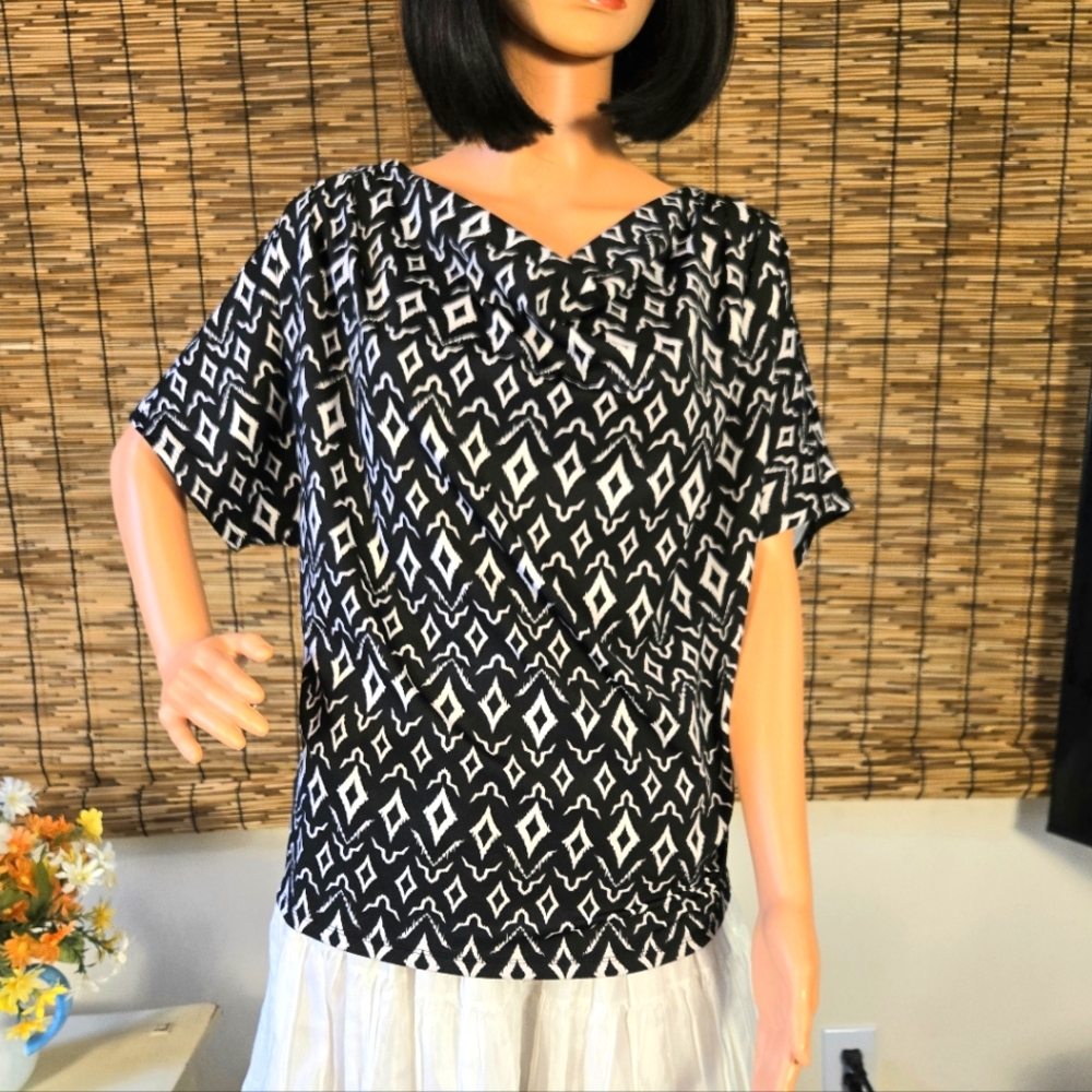 NWT Geometric Print Cowl Neck Short Sleeve Top